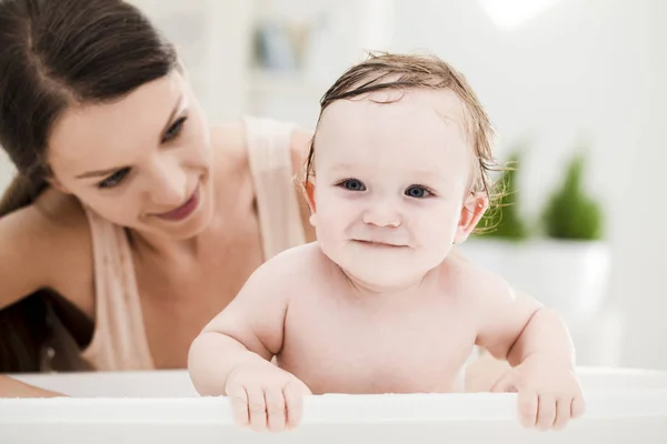 Mãe tomando banho seu bebê — Fotografia de Stock