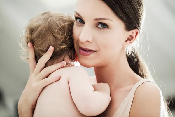 Matka drží své dítě — Stock fotografie