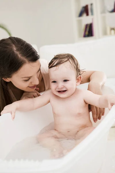 Mère baignant son bébé — Photo