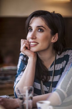 Gülümseyen kadın bir Cafe