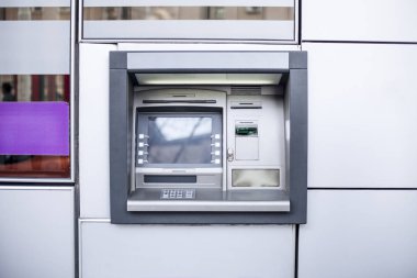 Genç kadın okuma kafede