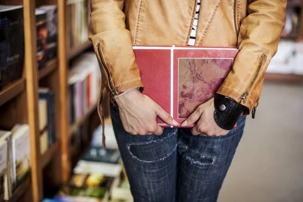 Woman Holding Books — Stock Photo, Image