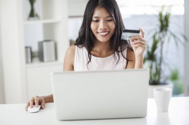 alışveriş online Asyalı kadın gülümsüyor