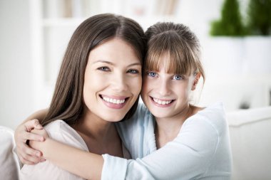 Anne ve Kız Sarılıyor