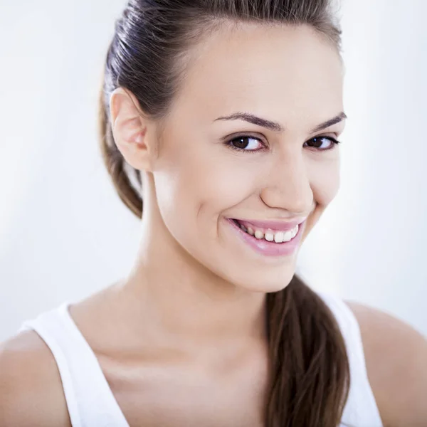 Porträt einer lächelnden jungen Frau — Stockfoto