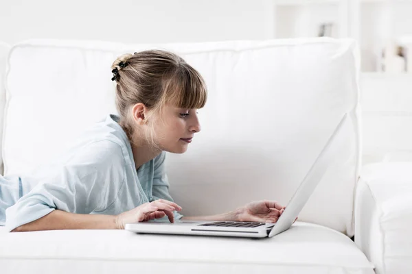 Ragazza carina che naviga in rete a casa — Foto Stock