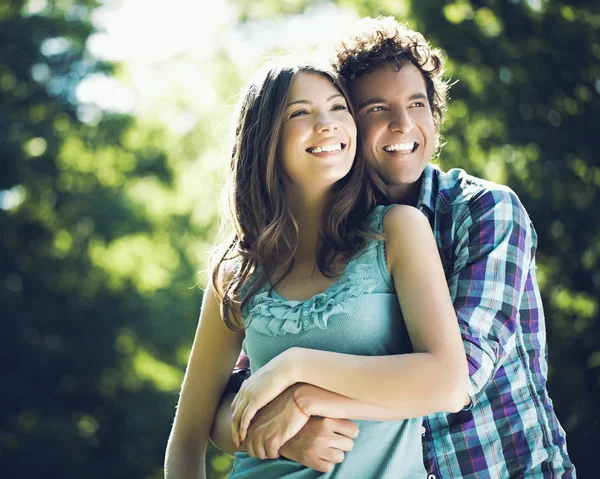 Pareja feliz en verano —  Fotos de Stock