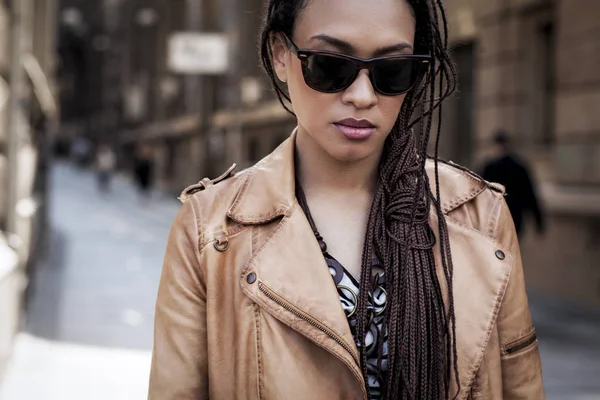 Femme africaine dans la rue — Photo