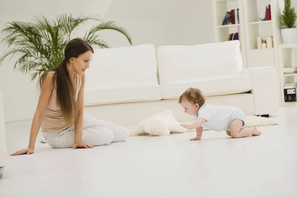 Mãe e bebê brincando no chão — Fotografia de Stock