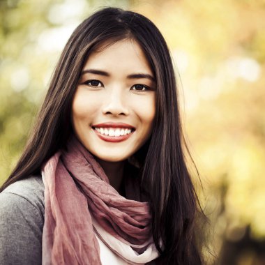 Gülümseyen güzel kadın