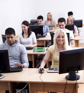 Öğrenciler bilgisayar laboratuarında gülümseyen