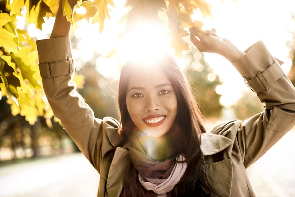 Asiatin im Herbst — Stockfoto