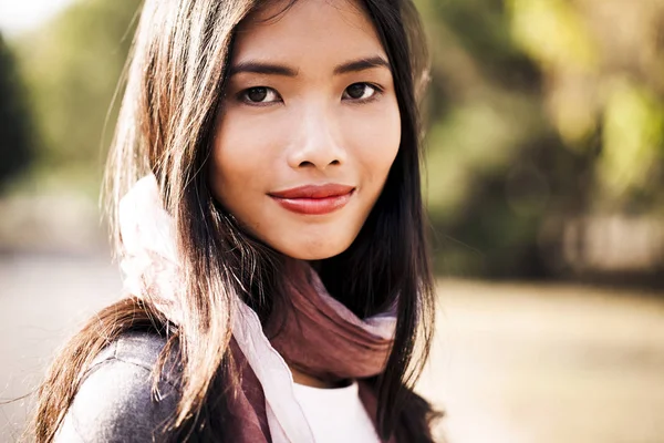 Bella giovane donna asiatica all'aperto — Foto Stock