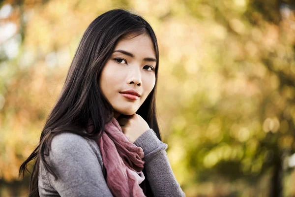 Belle jeune asiatique femme en plein air — Photo