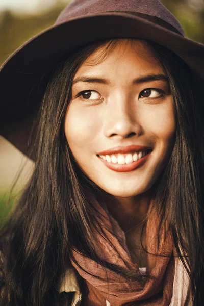 Elegantní asijské žena venku — Stock fotografie