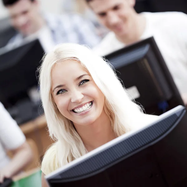 Usměvavý student v počítačové učebně — Stock fotografie