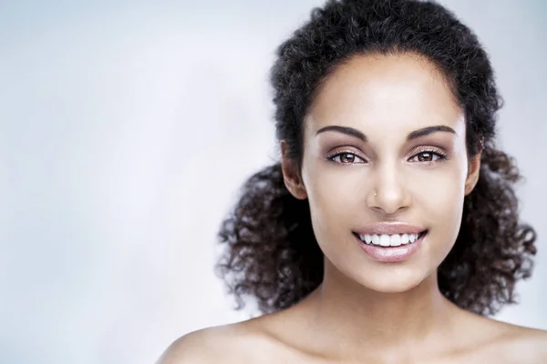 Mujer africana sonriendo — Foto de Stock