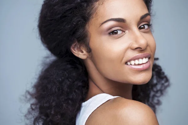 Retrato de una mujer africana sonriente — Foto de Stock