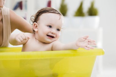 Anne bebeğini bir banyo vermek