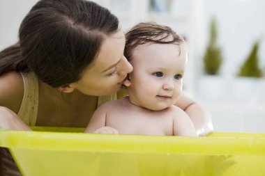 Anne bebeğini bir banyo vermek