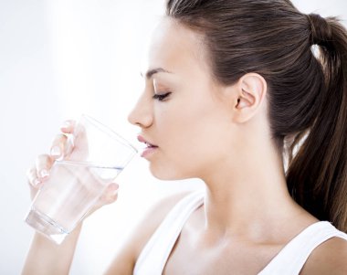 Su içen genç bir kadın