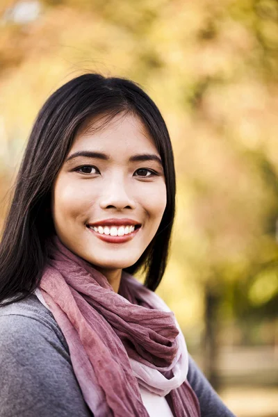 Schöne junge asiatische Frau im Freien — Stockfoto