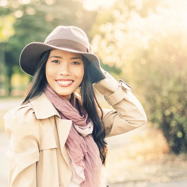 Bella donna in autunno — Foto Stock