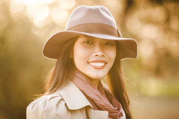 Asiática mujer con un sombrero — Foto de Stock