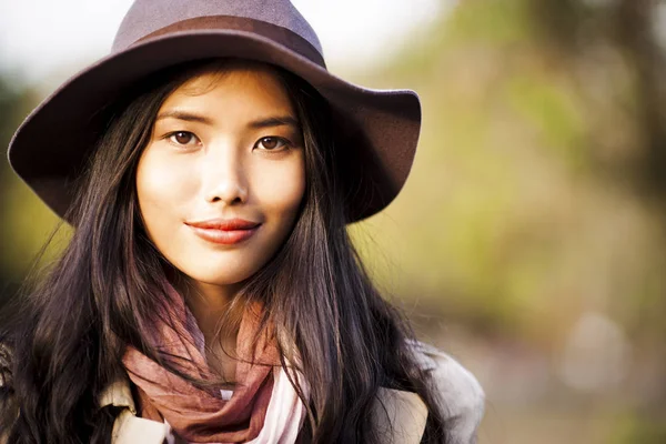 Elegante Frau im Herbst — Stockfoto