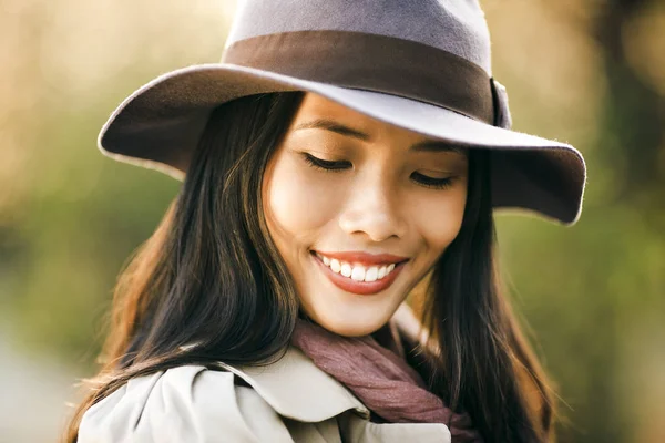 Mooie verlegen vrouw — Stockfoto