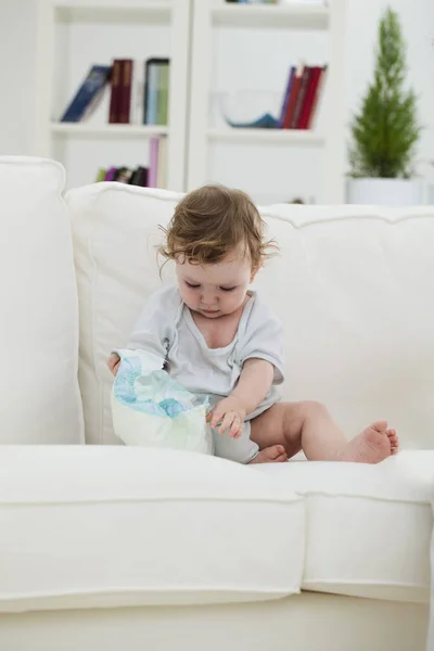 Baby Boy spelen met een luier — Stockfoto