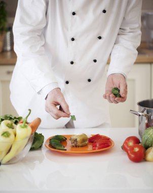 Şef bir dolma biber maydanoz ekleme