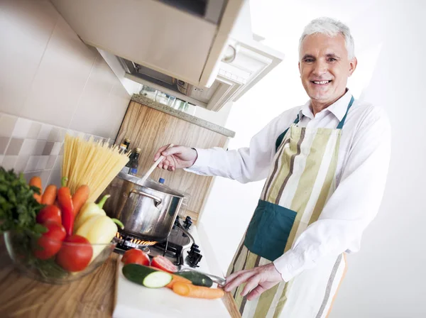 Hombre mayor cocinando en casa — Foto de Stock