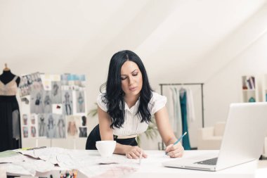 Moda Tasarımcısı çizimi