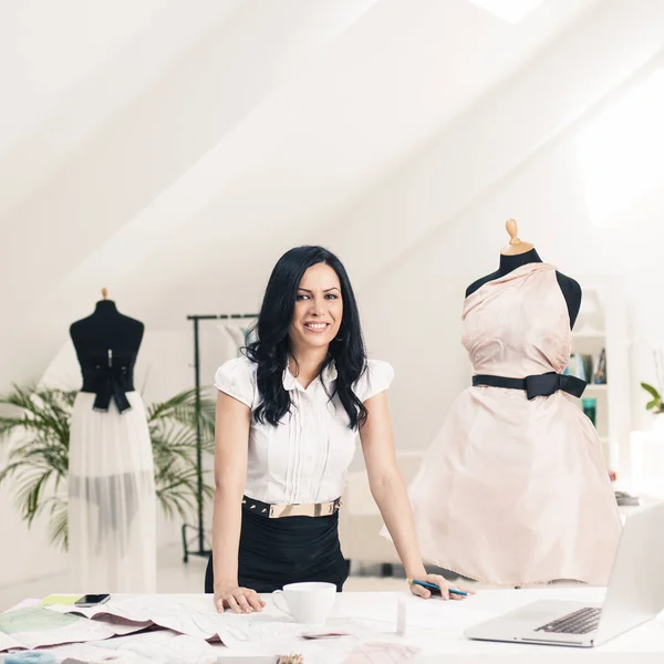 Fashion designer bij haar atelier — Stockfoto