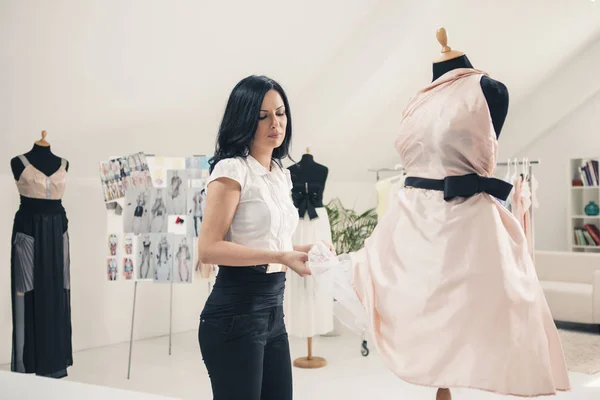 Mode-ontwerper werkt in haar atelier — Stockfoto