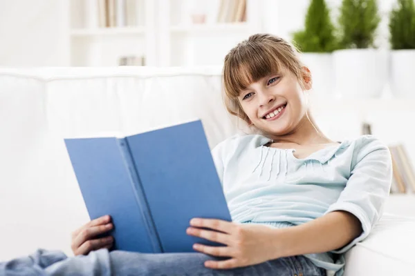 Mädchen liest ein Buch — Stockfoto