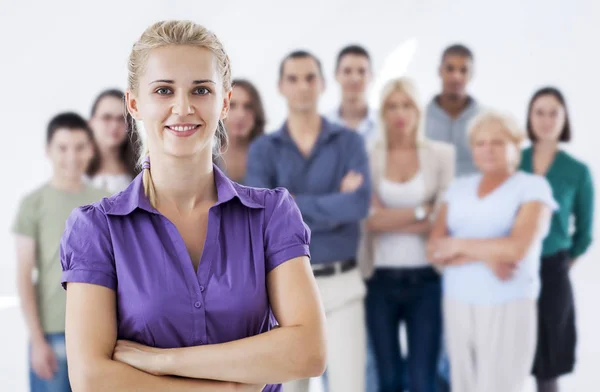 Joven mujer caucásica de pie — Foto de Stock