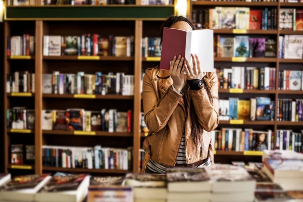 Ανάγνωση γυναίκα σε ένα βιβλιοπωλείο — Φωτογραφία Αρχείου