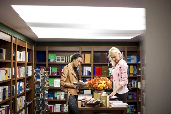 Le donne in una libreria — Foto Stock