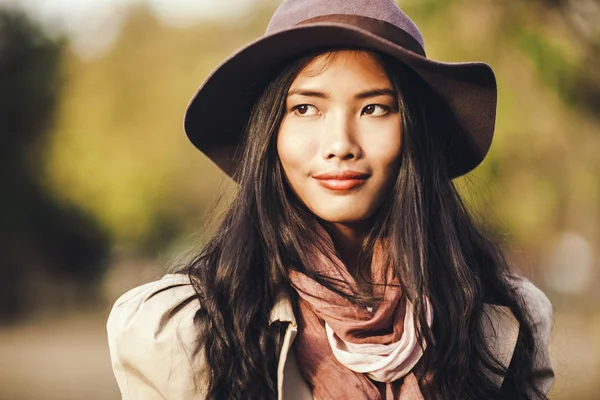 Elegant asiatisk kvinna utomhus — Stockfoto