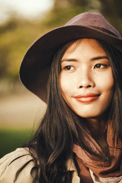 Elegante Aziatische vrouw buitenshuis — Stockfoto