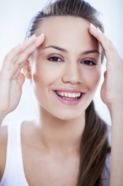 Genç Kadın Yüzüne Dokunuyor