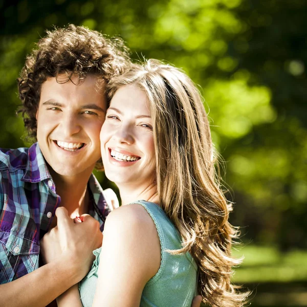 Couple amoureux en plein air — Photo