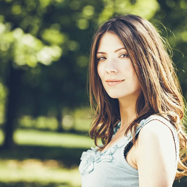 Bella donna all'aperto — Foto Stock