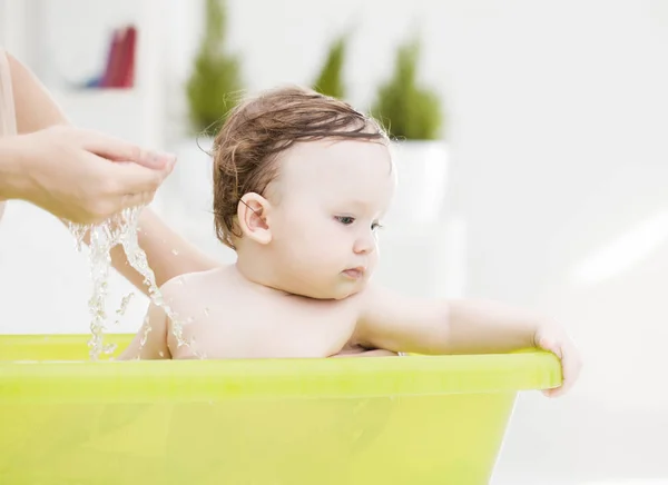 Mutter badet ihr Baby — Stockfoto