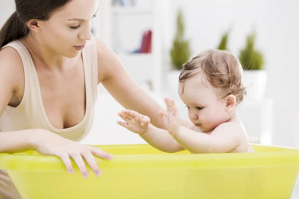 Madre bañando a su bebé — Foto de Stock