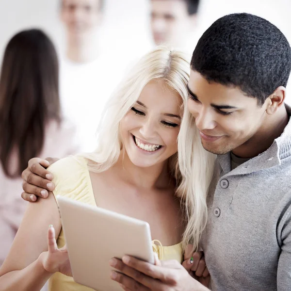 Estudantes usando Tablet — Fotografia de Stock