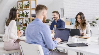 birlikte çalışan iş adamları