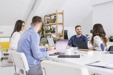 birlikte çalışan iş adamları